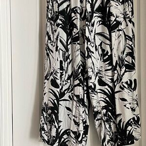 Women’s Tahari Black and White print pants